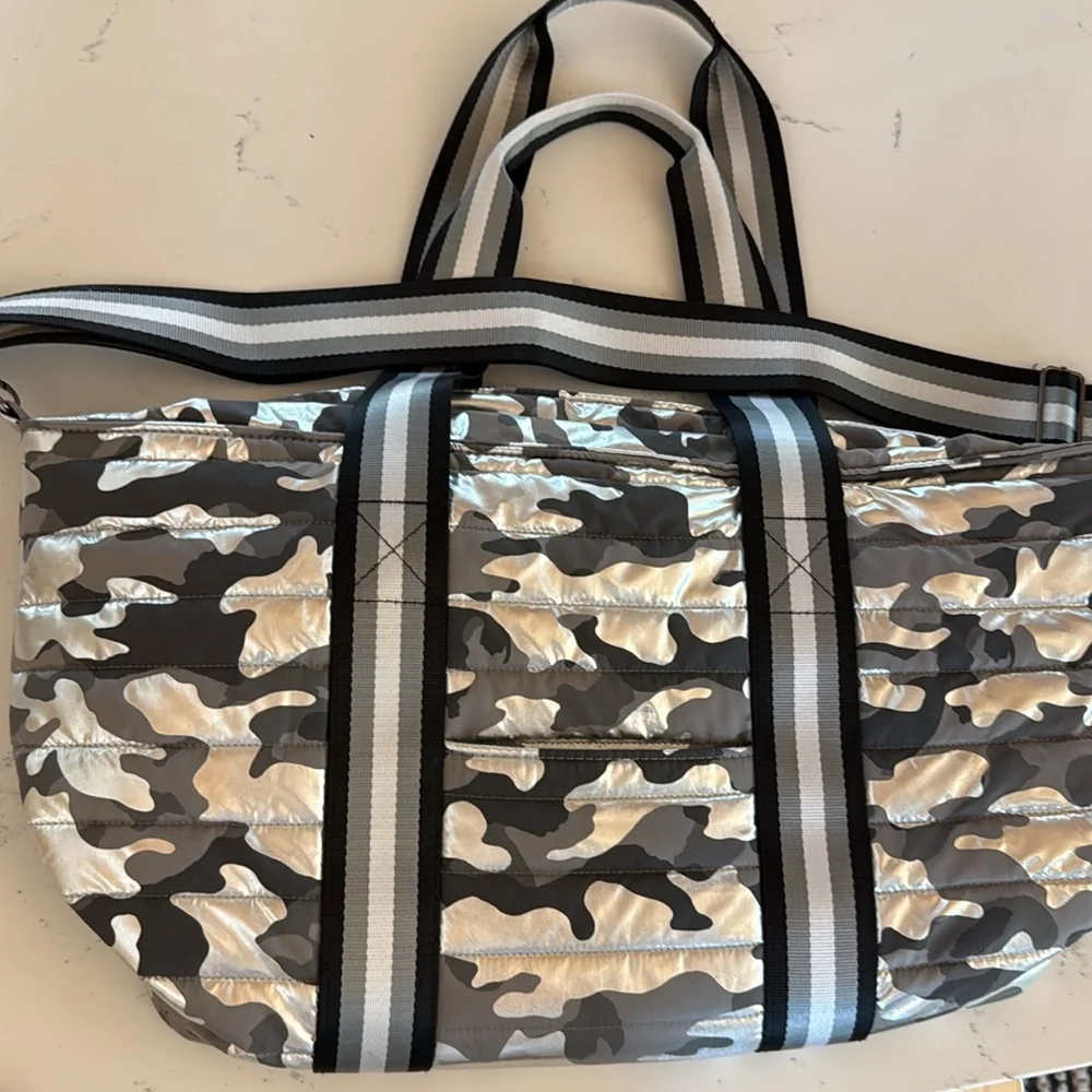 Think Royln Wingman Shiny Silver Black Camo Large Nylon Tote Adjustable Strap - Picture 7 of 13